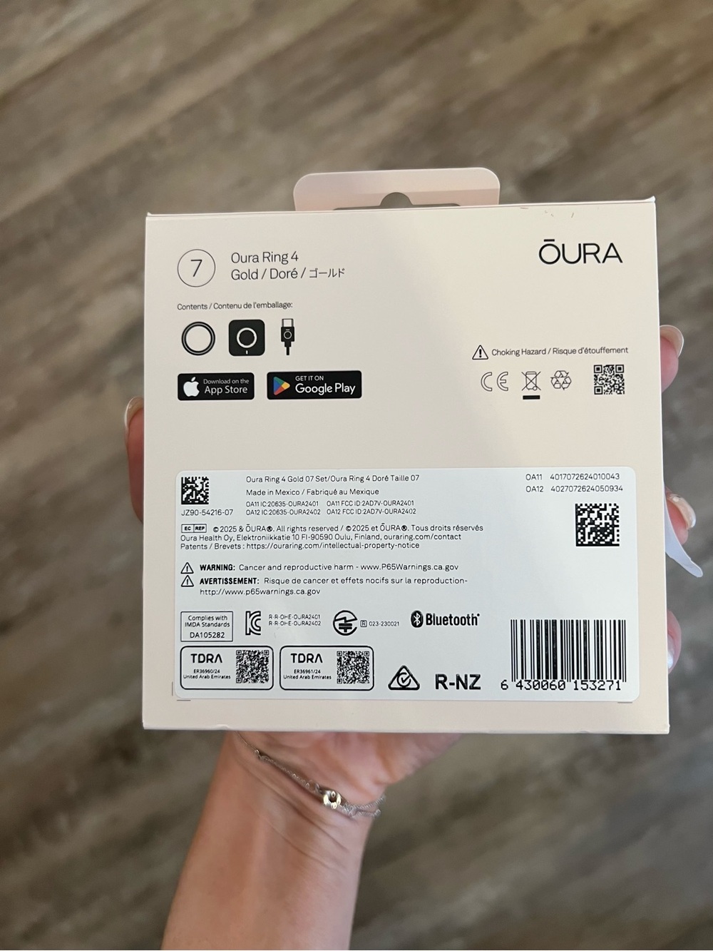 Oura Ring 4 by Oura in Gold - Picture 4 of 5